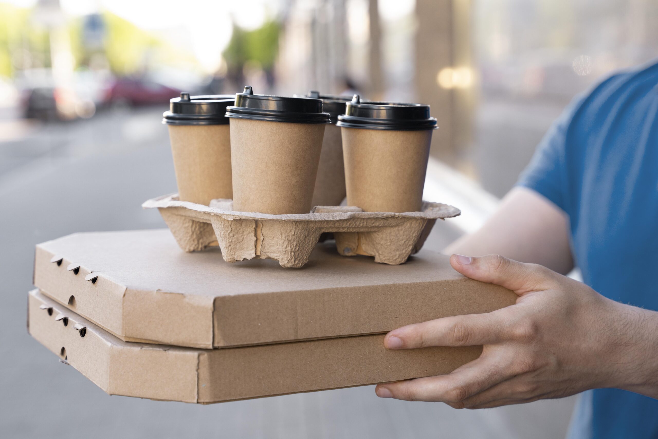 Services-01 Hombre En Camiseta Entregando Comida Para Llevar Scaled